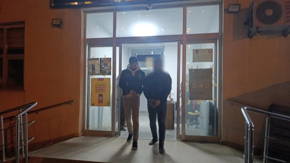 Şüpheli anne ve üvey kardeş polis ekiplerince gözaltına alındı (Fotoğraf: AA)