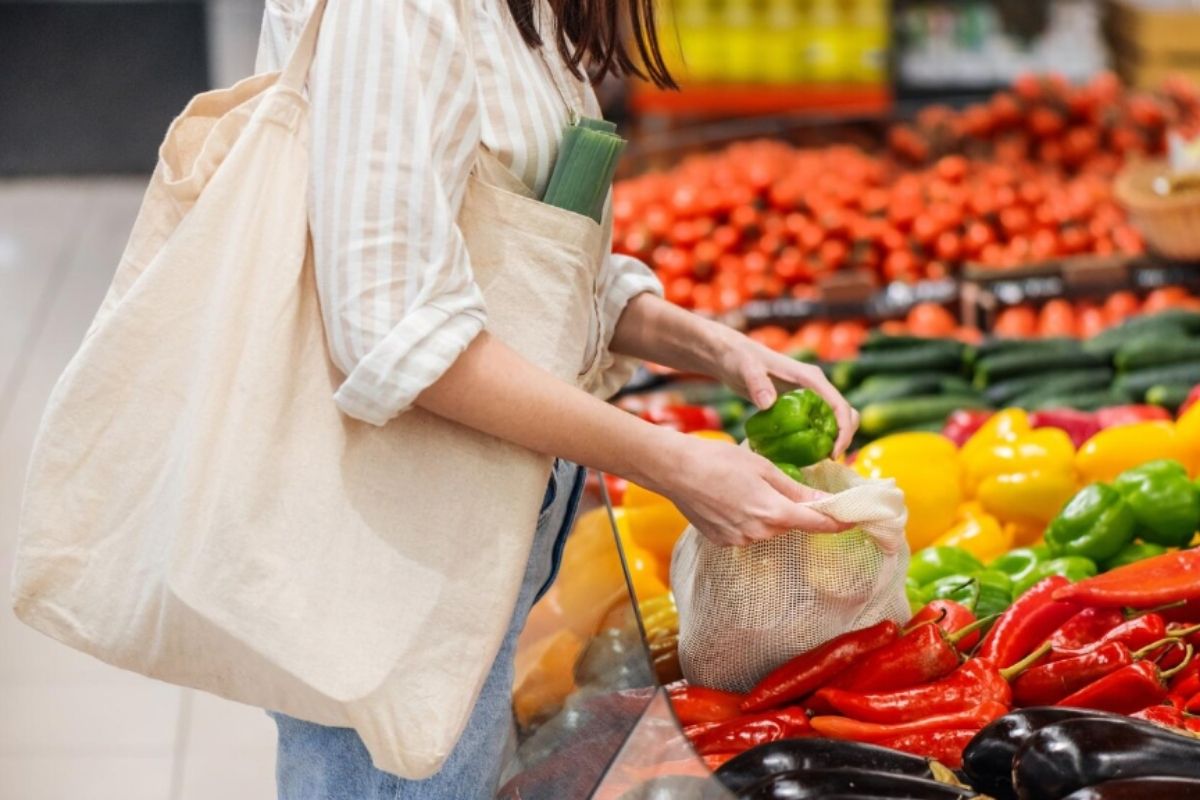AVM’ler, zincir marketler ve temel ihtiyaç noktaları açık kalırken sosyal tesislerin durumu yerel yönetimlere göre değişiyor. (Foto: A Haber)
