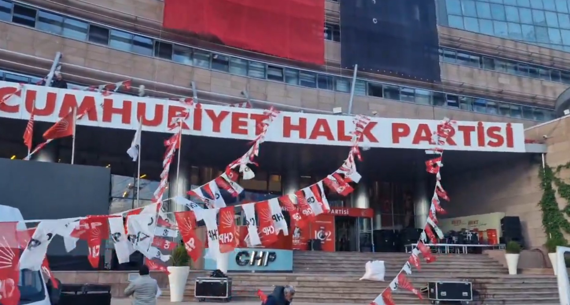 Genel merkez, yarın gerçekleştirilecek program öncesi CHP bayraklarıyla donatılıyor (Foto: ahaber.com.tr) 