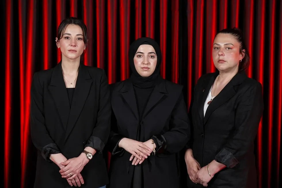 Atlas Çağlayan'ın teyzesi Gülşah Akarçay, ahaber.com.tr editörü Sevgi Canpolat ve Atlas Çağlayan'ın annesi Gülhan Ünlü (Foto: ahaber.com.tr)