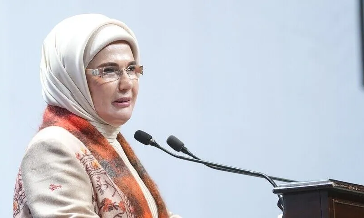 Her bebeğin anne sütünün koruyucu gücüyle hayata başlamasını temenni eden Emine Erdoğan, annelerin bu özel süreci doyasıya yaşayabilmesini diledi. (Görseller: AA, A Haber Foto Arşiv)