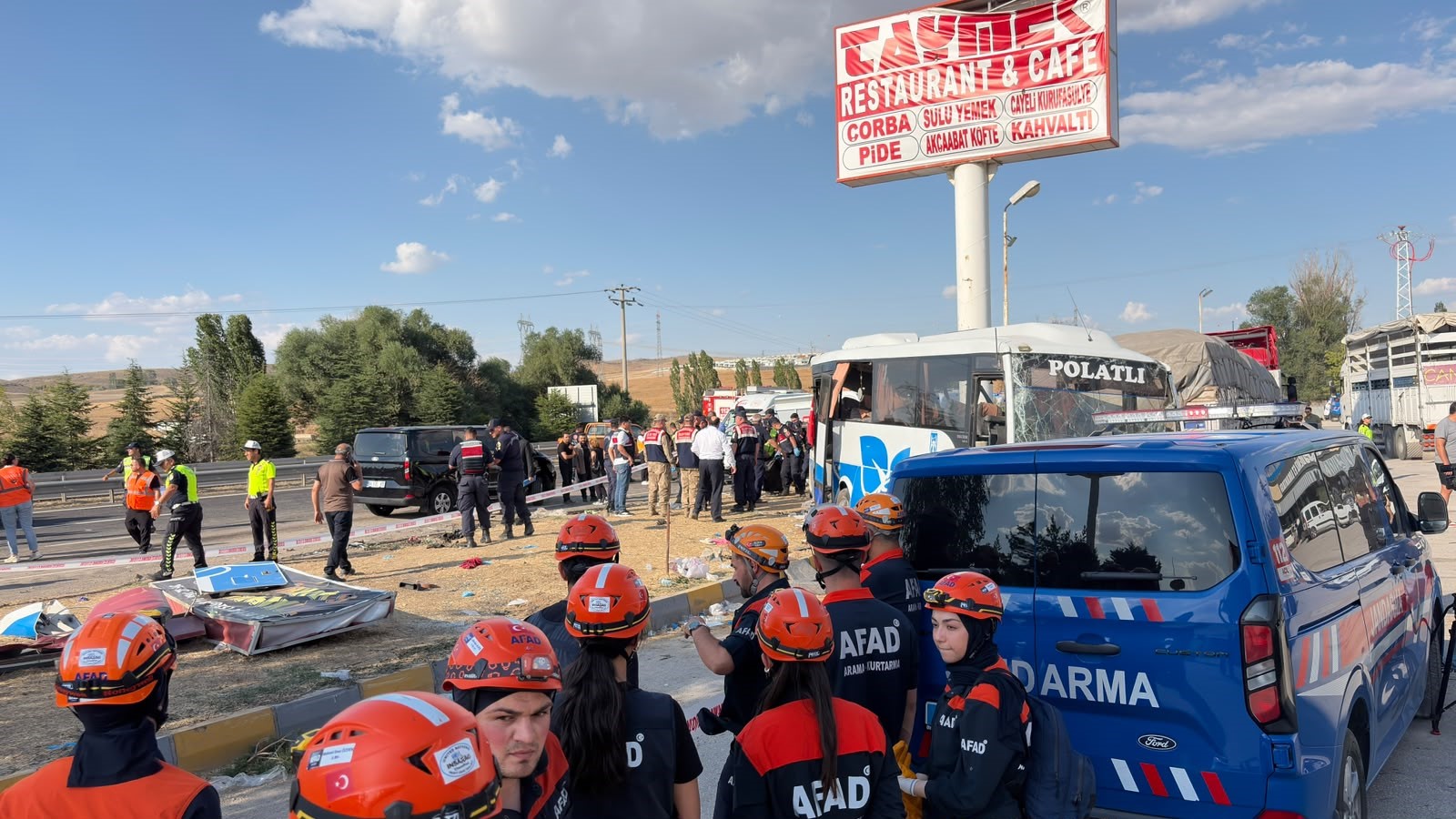 ankara-eskisehir-yolunda-dehset-halk-otobusu-ile-hafriyat-kamyonu-carpisti-1-olu-16-yarali-1786634839784.jpg Ankara-Eskişehir yolunda dehşet! Halk otobüsü ile hafriyat kamyonu çarpıştı: 2 ölü, 25 yaralı - 2