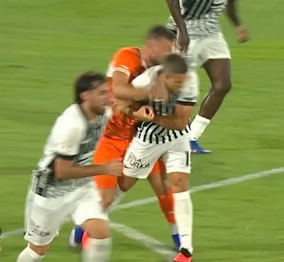 besiktastan-hakem-ve-mhk-isyani-hakan-daltabandan-sert-tepki-turk-hakemligi-elden-gidiyor-1787583888516.jpeg Beşiktaş'tan hakem ve MHK isyanı: Hakan Daltaban'dan sert tepki: "Türk hakemliği elden gidiyor" - 2