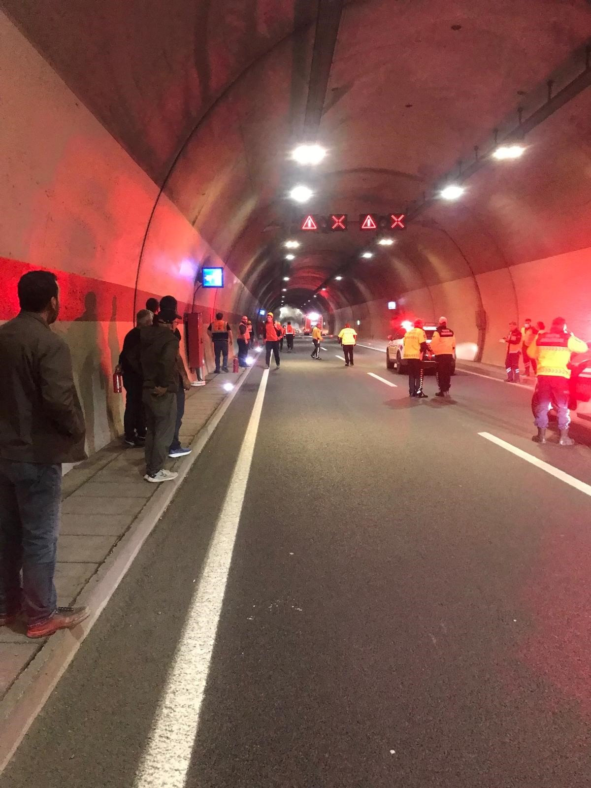 1791220009728.jpg Trabzon'da tünel içinde can pazarı! Alev topuna dönen otomobilin sürücüsü yanarak can verdi - 2