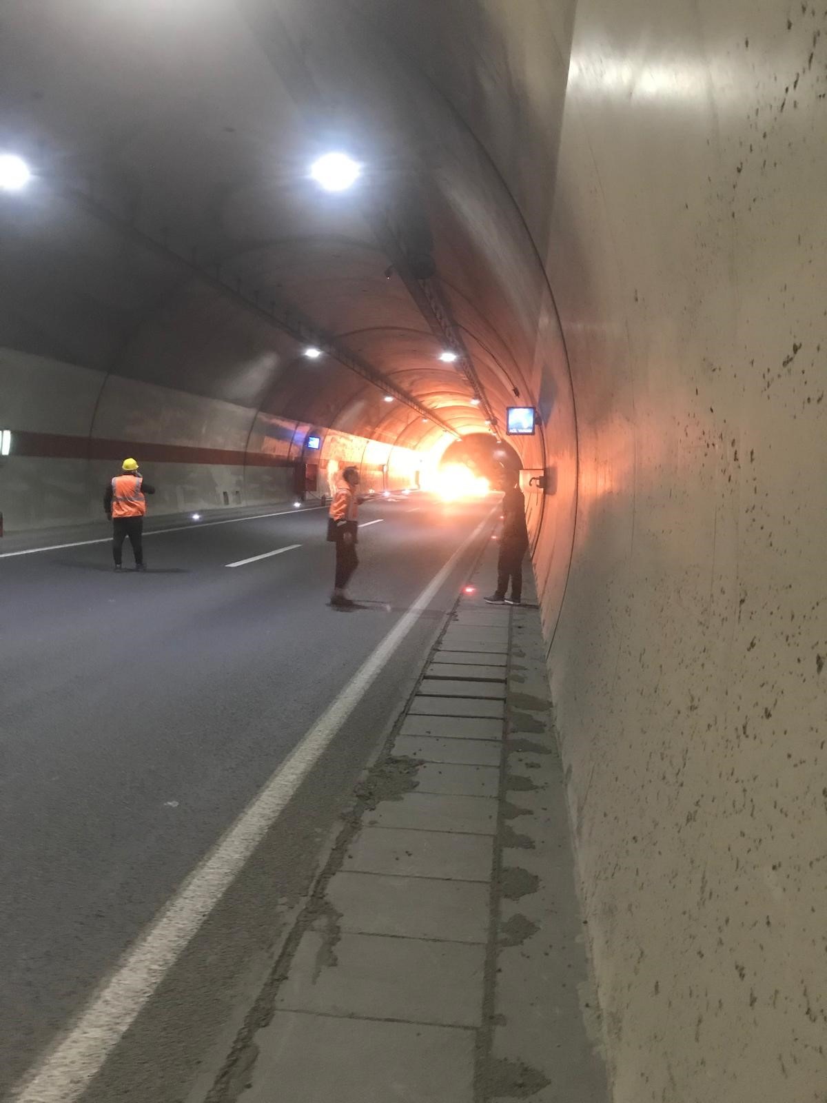 1791220010039.jpg Trabzon'da tünel içinde can pazarı! Alev topuna dönen otomobilin sürücüsü yanarak can verdi - 3