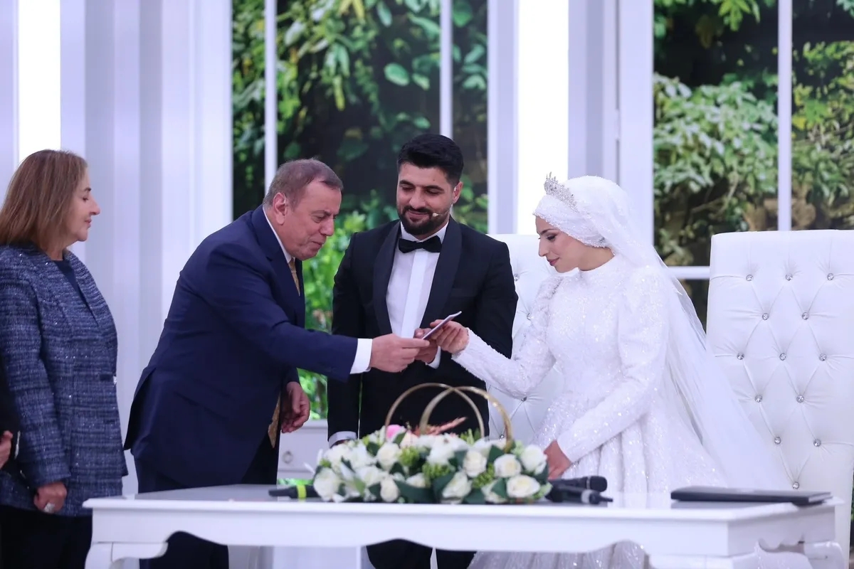 esra-erolda-genc-ciftin-mutluluguna-destek-1791638602326.jpeg Esra Erol’da genç çiftin mutluluğuna destek! Veysi Şahin’den Başkan Erdoğan'a teşekkür - 1