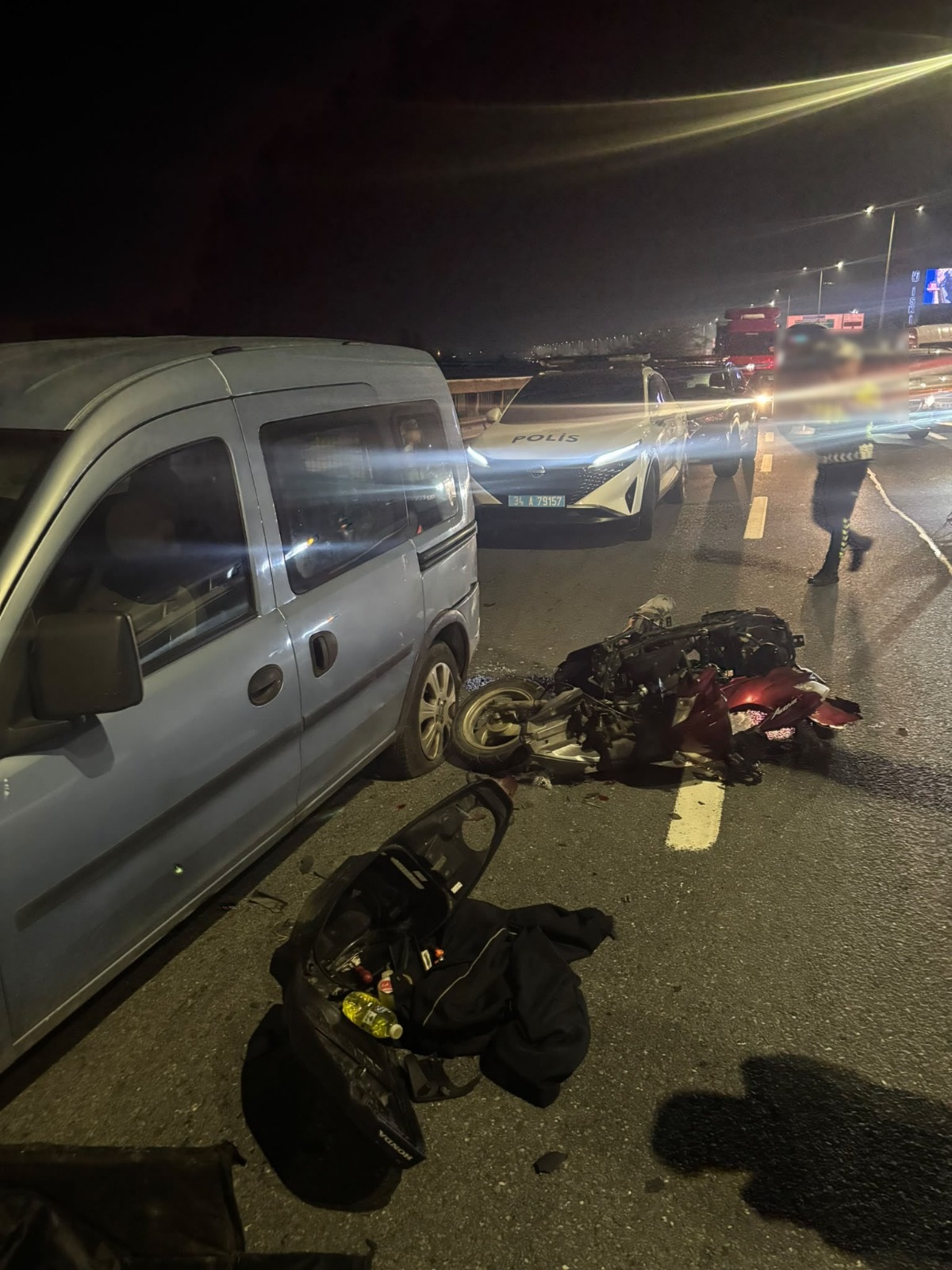 Yakup Özdoğan, Güzeltepe Hasdal-Okmeydanı bağlantı yolunda motosikletiyle hafif ticari araca çarptıktan sonra savrularak başka bir otomobilin önüne düştü. (Fotoğraf: DHA)
