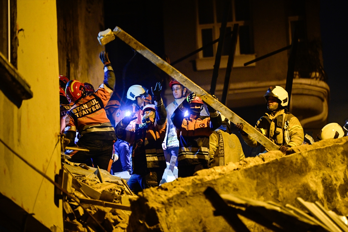 Beyoğlu'nda 4 katlı metruk bina bir anda çöktü! Ekipler alarma geçti - 1