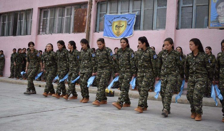 ABD’li kadın asker YPG’li teröristlerle el ele