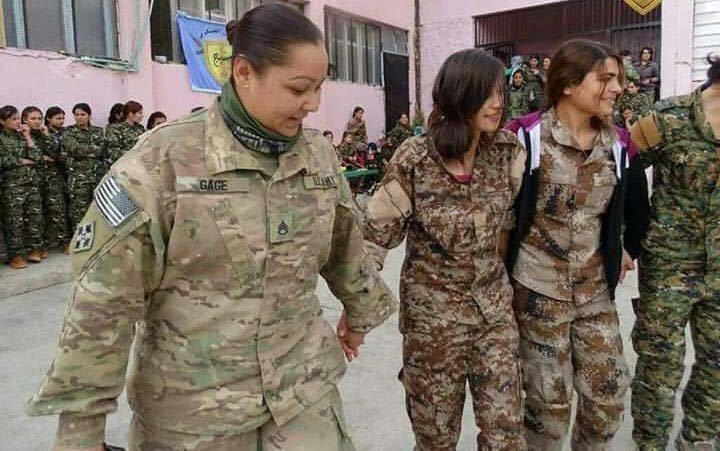 ABD’li kadın asker YPG’li teröristlerle el ele
