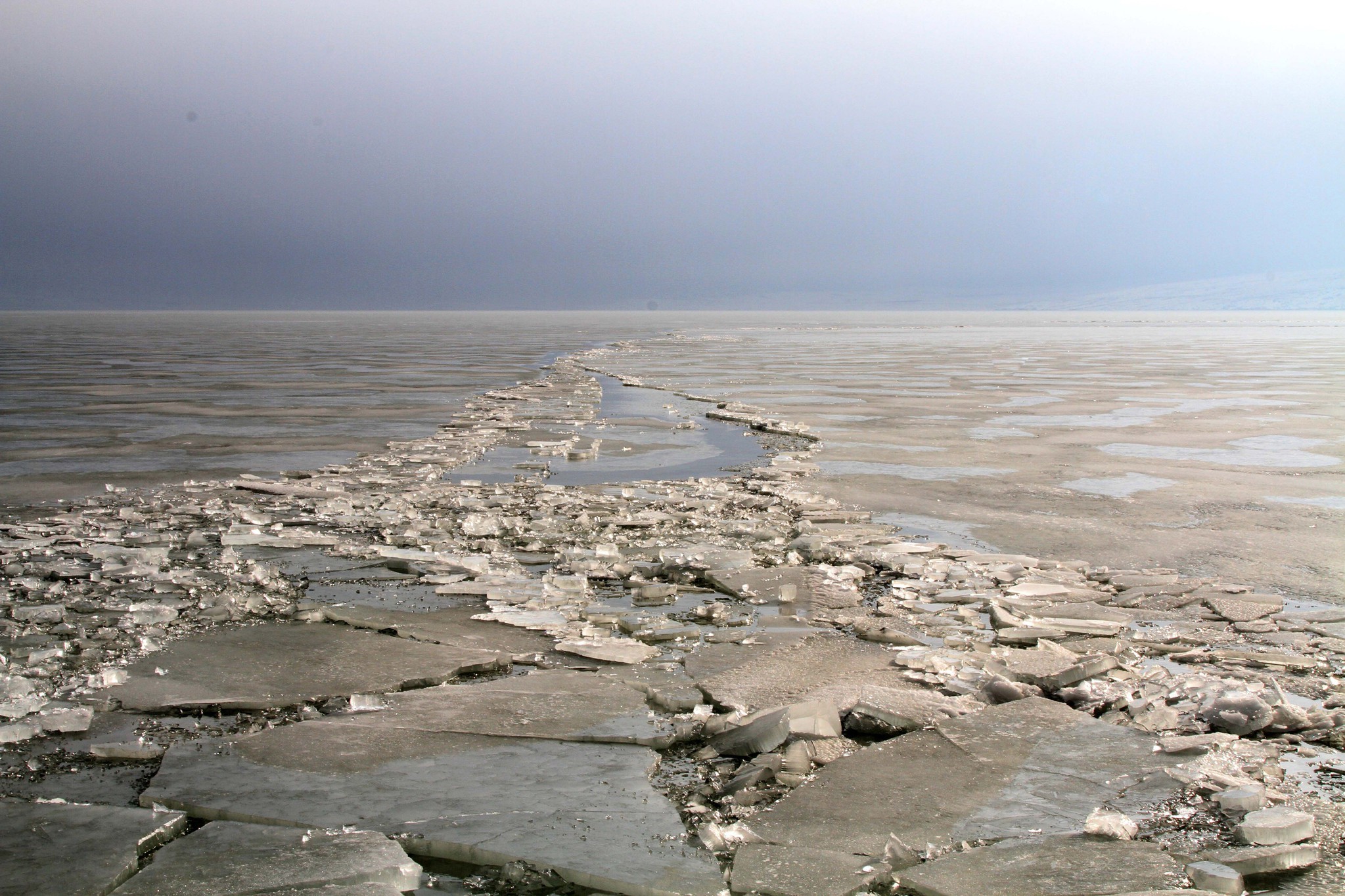 Çıldır Gölü’nde kutupları aratmayan manzara