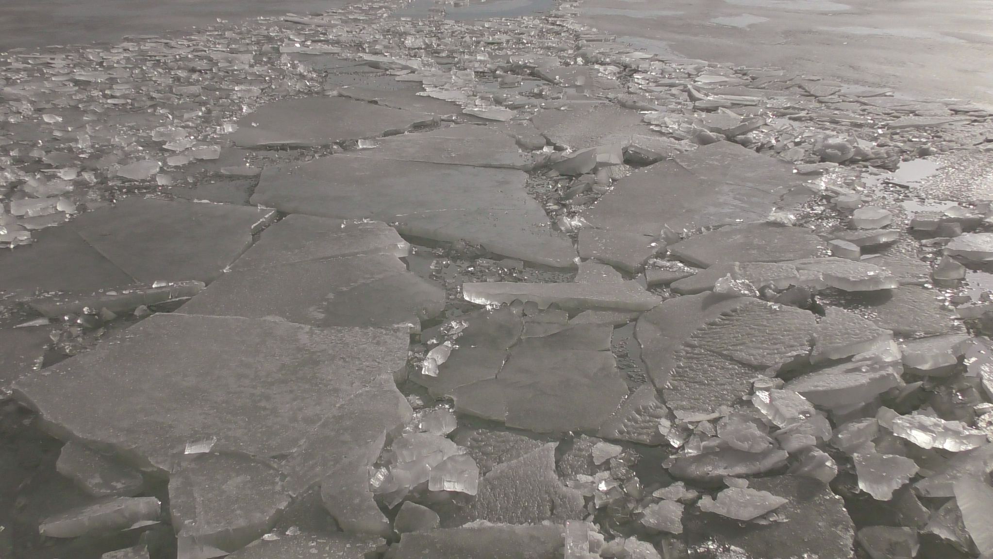 Çıldır Gölü’nde kutupları aratmayan manzara