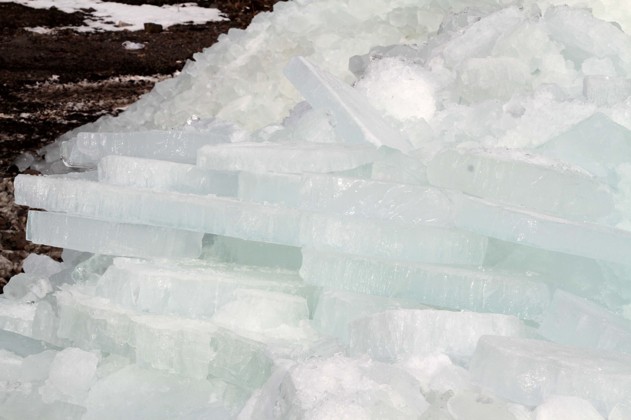 Çıldır Gölü’nde kutupları aratmayan manzara