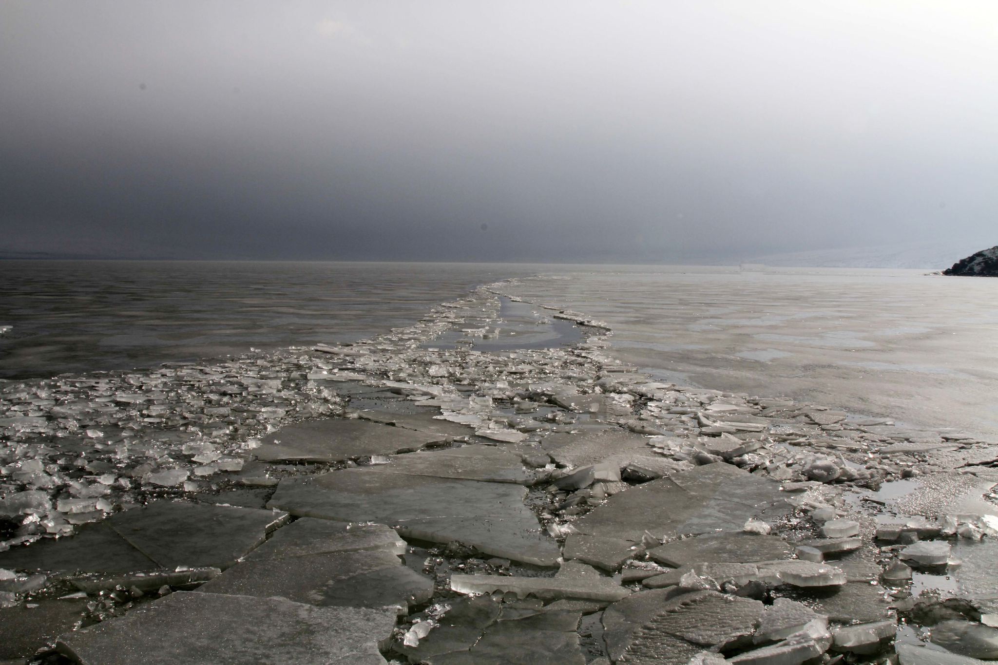 Çıldır Gölü’nde kutupları aratmayan manzara