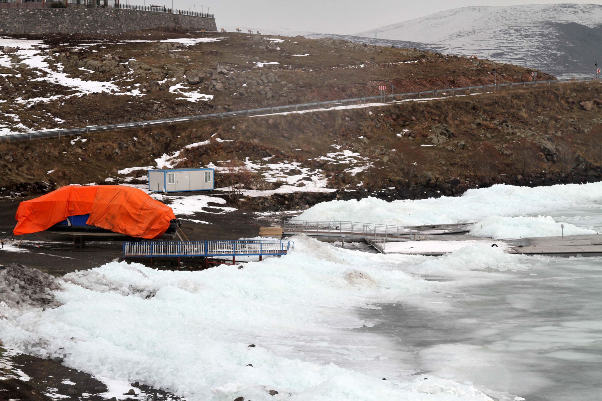Çıldır Gölü’nde kutupları aratmayan manzara