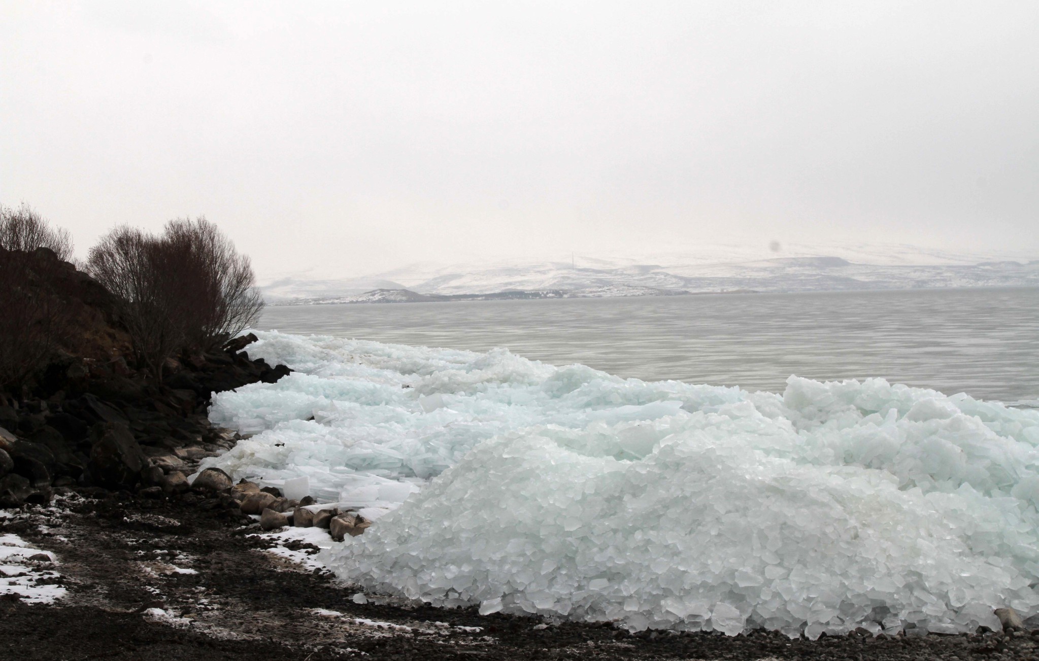 Çıldır Gölü’nde kutupları aratmayan manzara