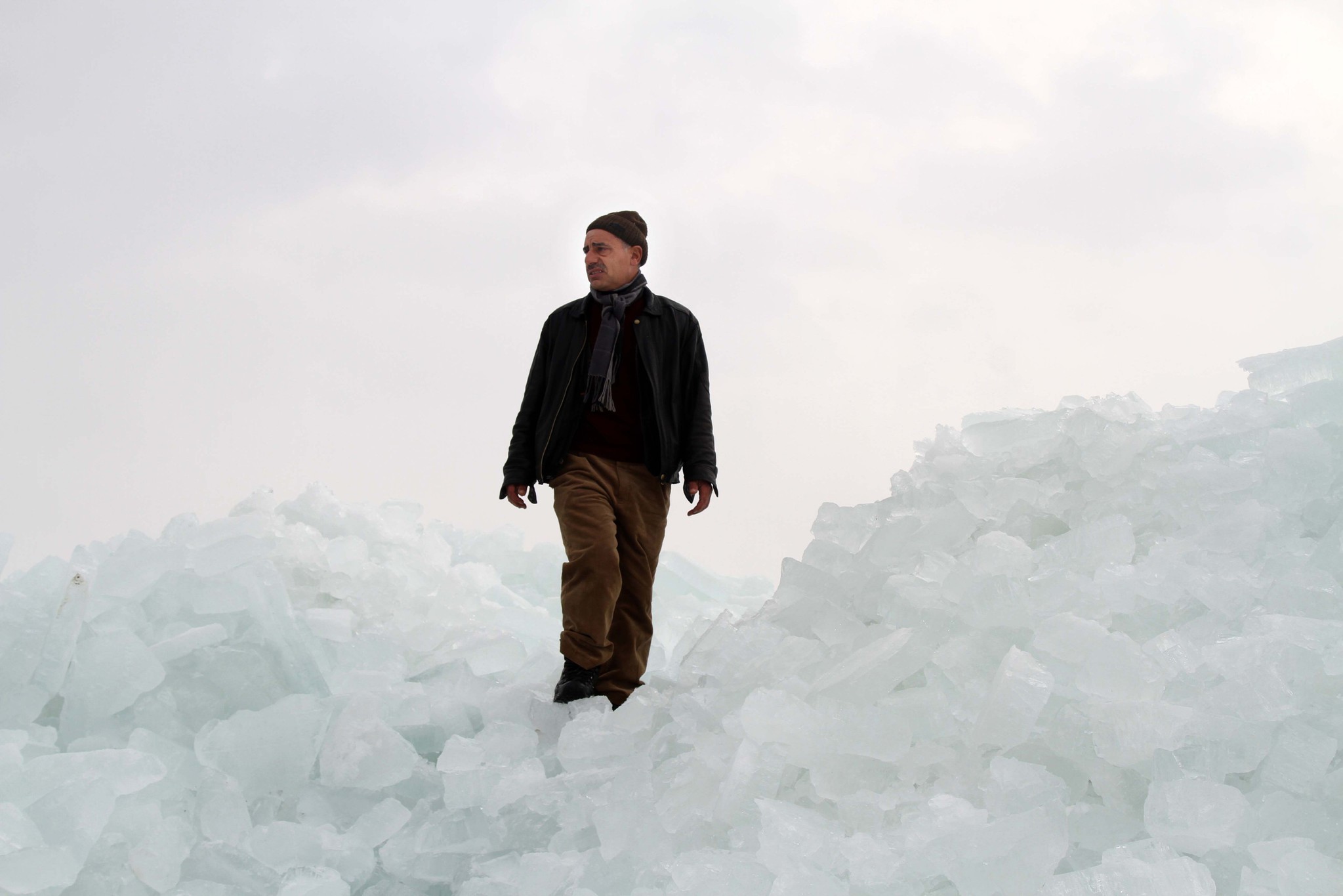 Çıldır Gölü’nde kutupları aratmayan manzara