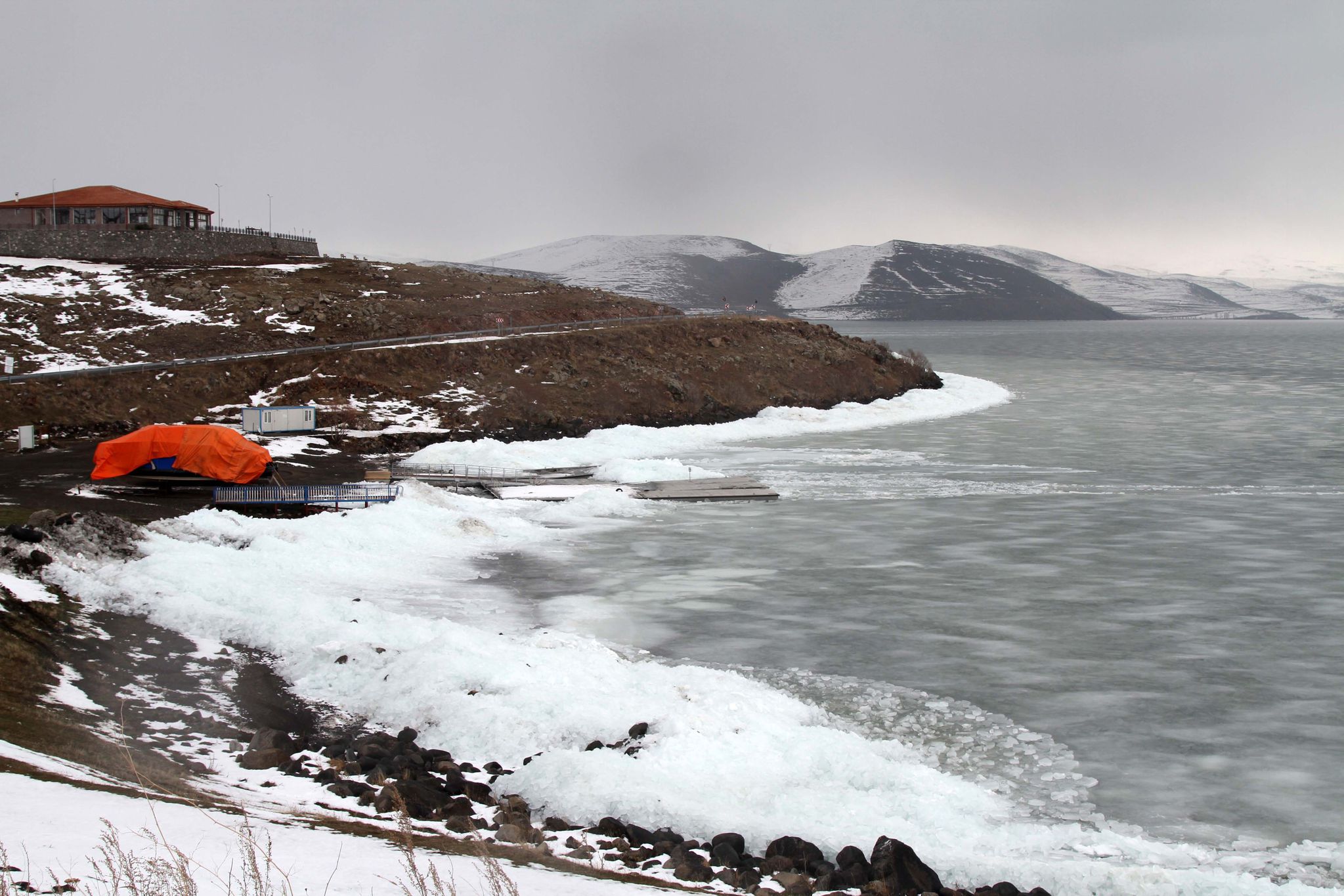 Çıldır Gölü’nde kutupları aratmayan manzara