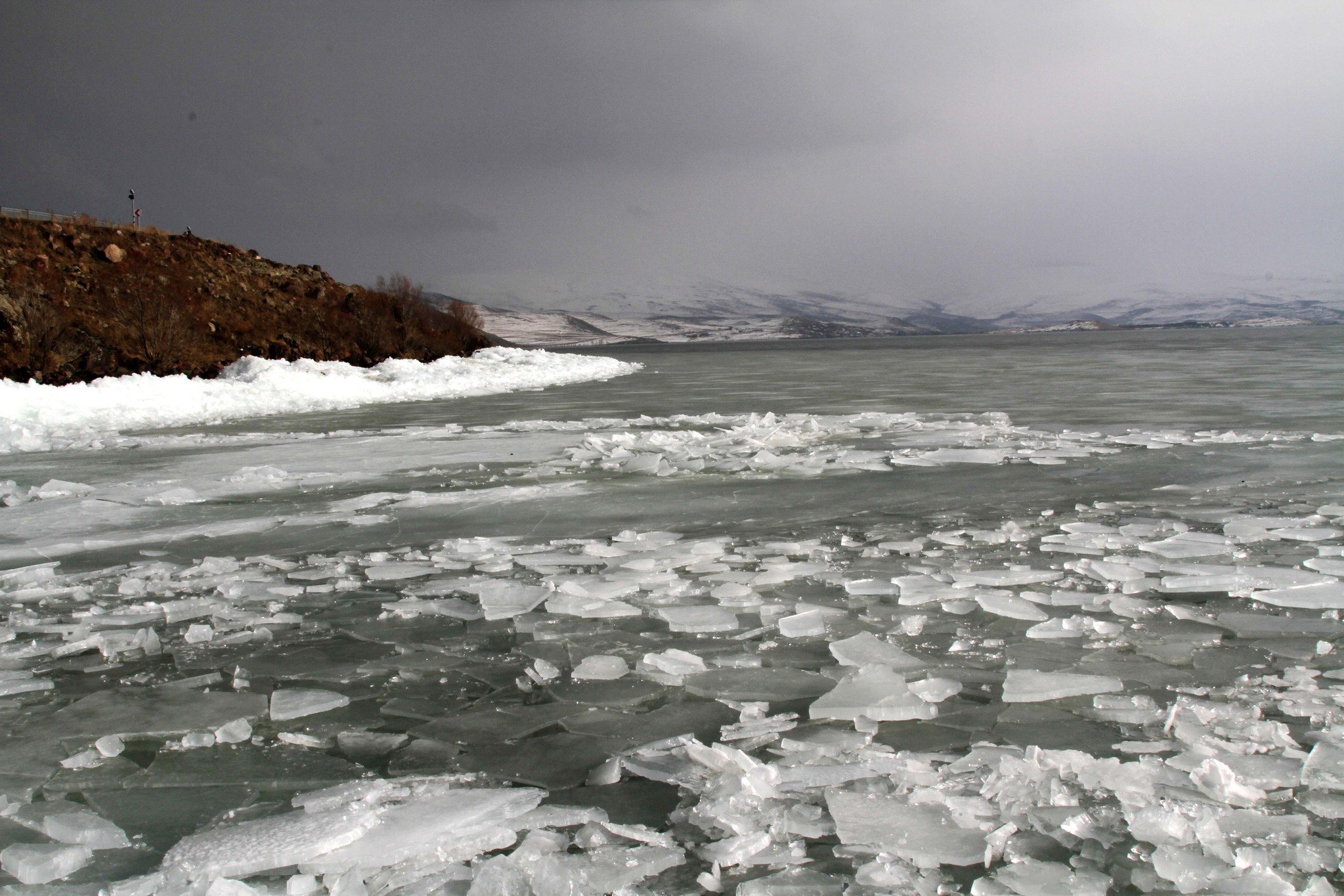Çıldır Gölü’nde kutupları aratmayan manzara