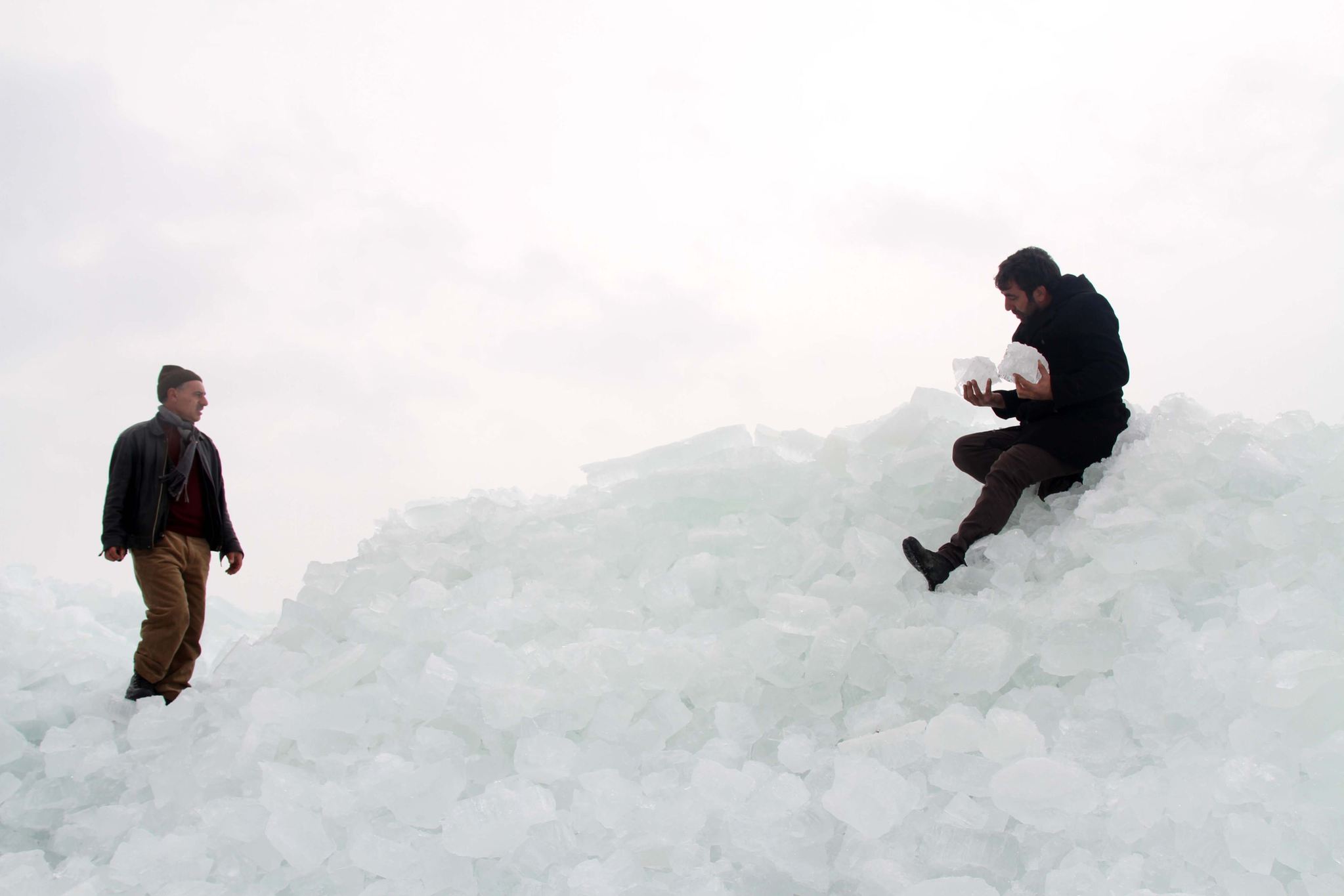 Çıldır Gölü’nde kutupları aratmayan manzara