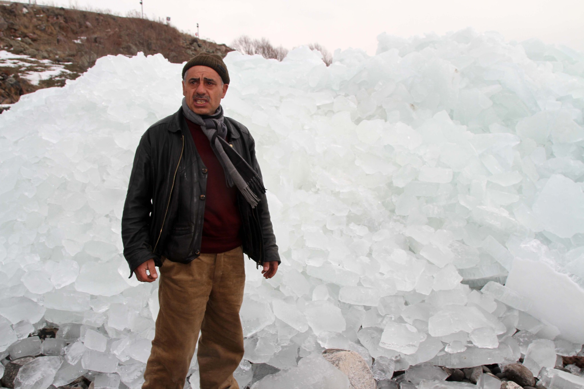 Çıldır Gölü’nde kutupları aratmayan manzara