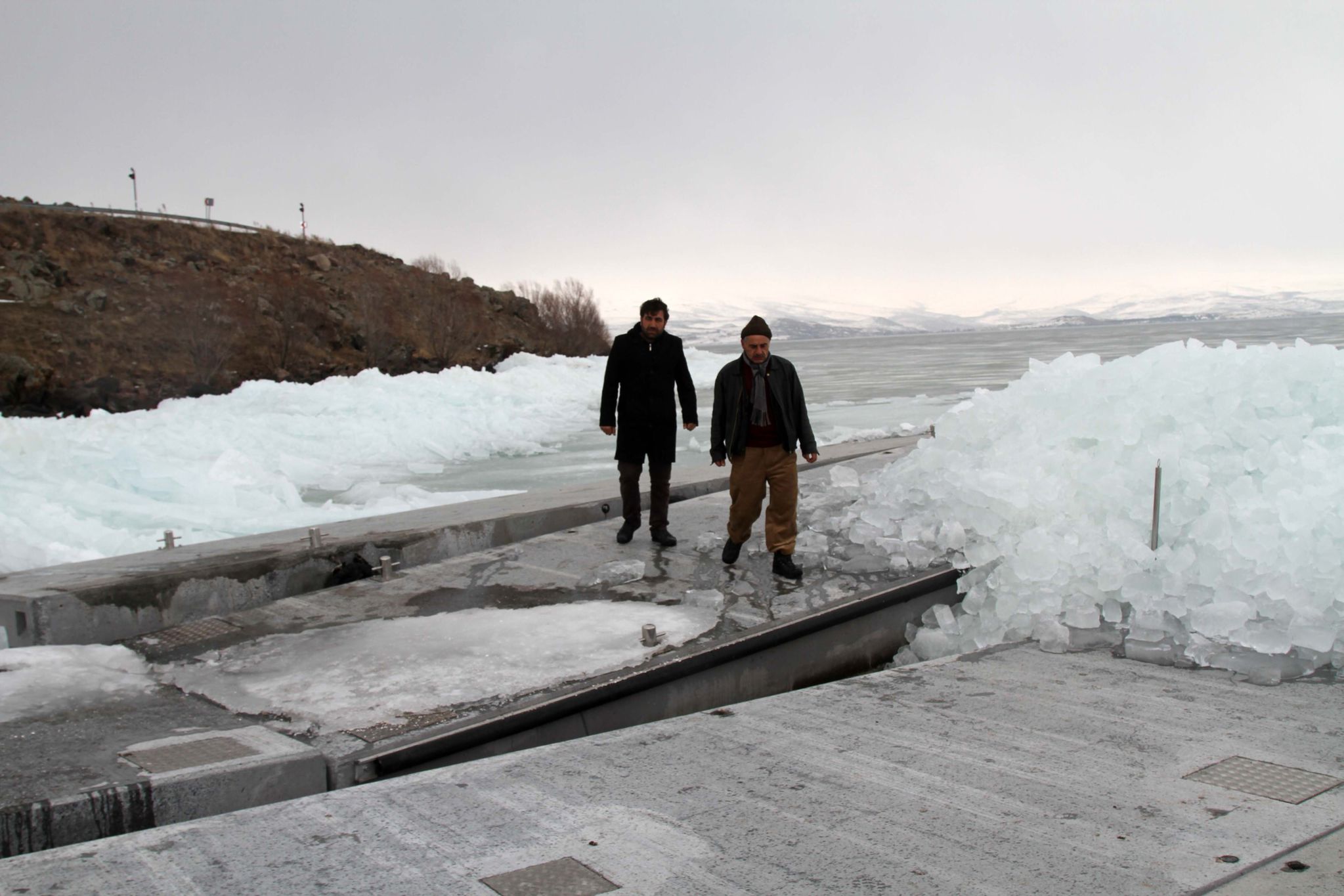 Çıldır Gölü’nde kutupları aratmayan manzara