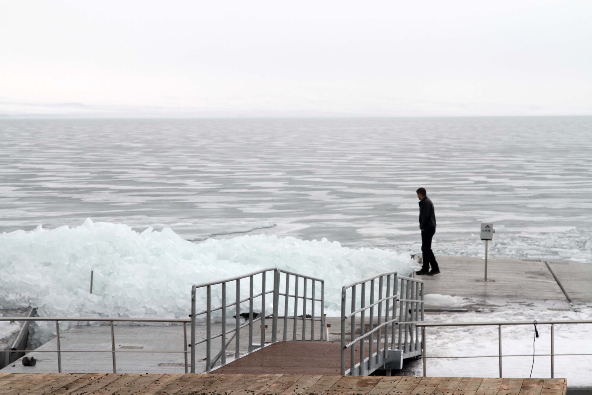 Çıldır Gölü’nde kutupları aratmayan manzara