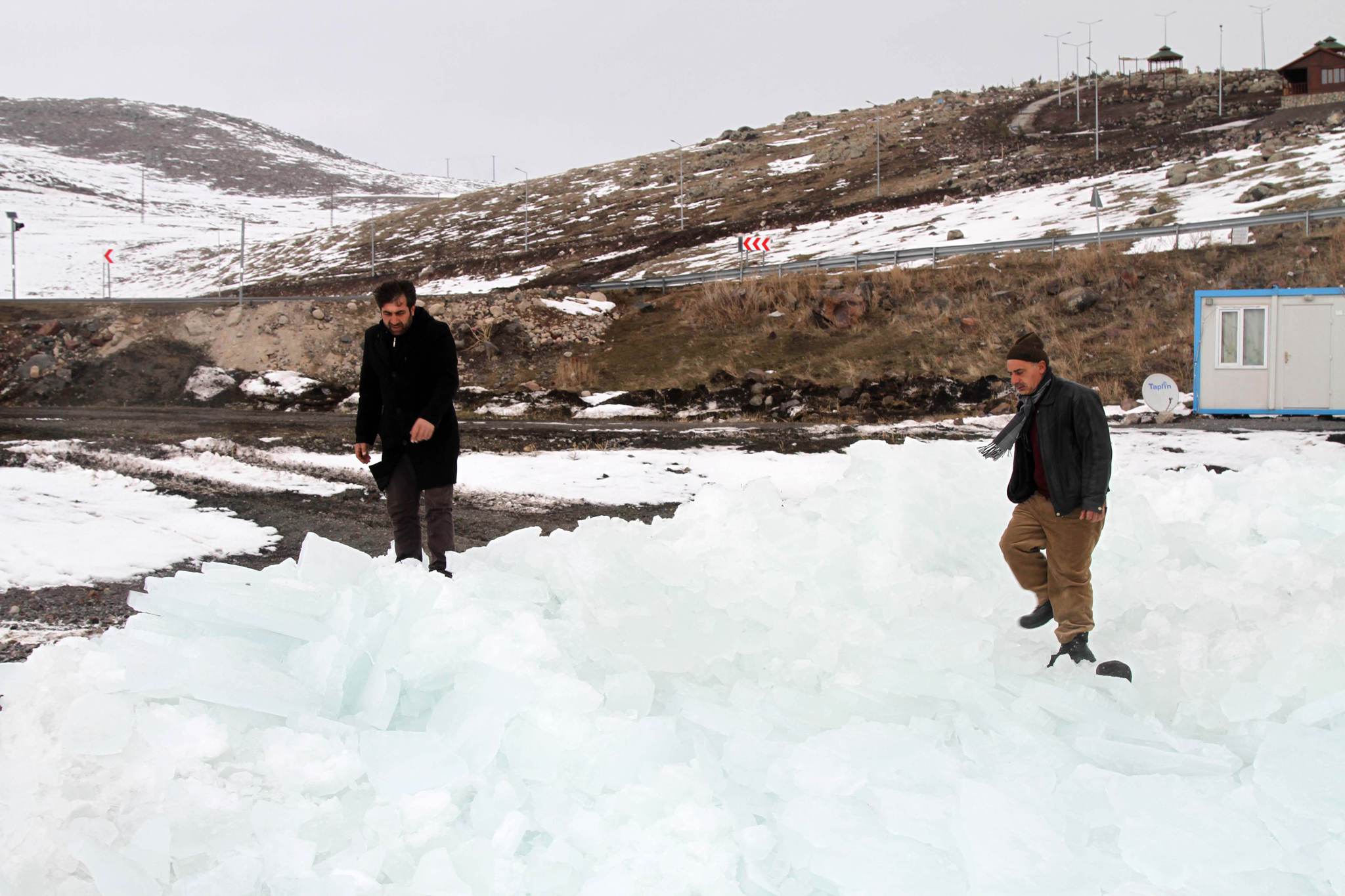 Çıldır Gölü’nde kutupları aratmayan manzara