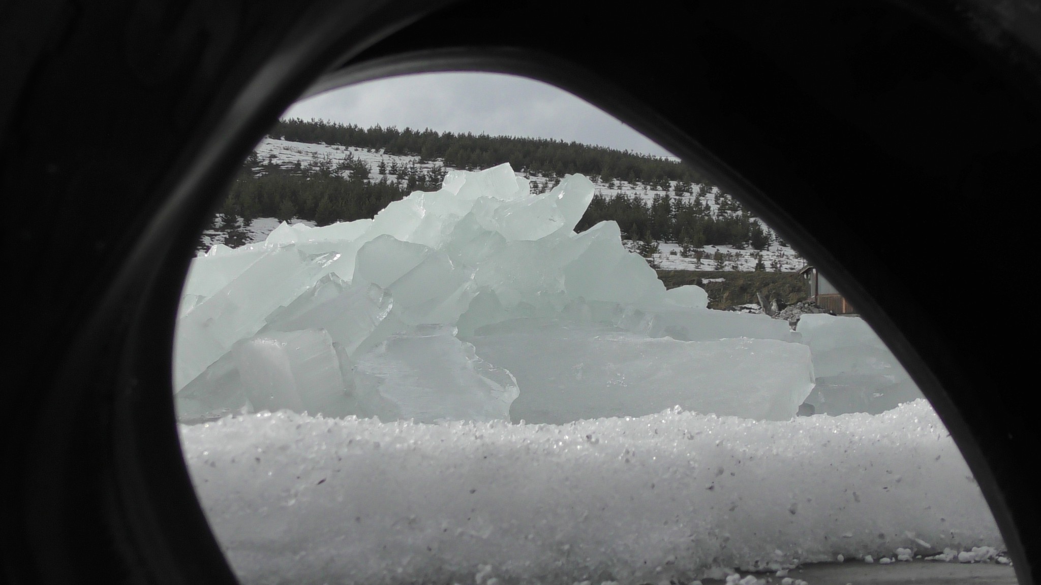 Çıldır Gölü’nde kutupları aratmayan manzara