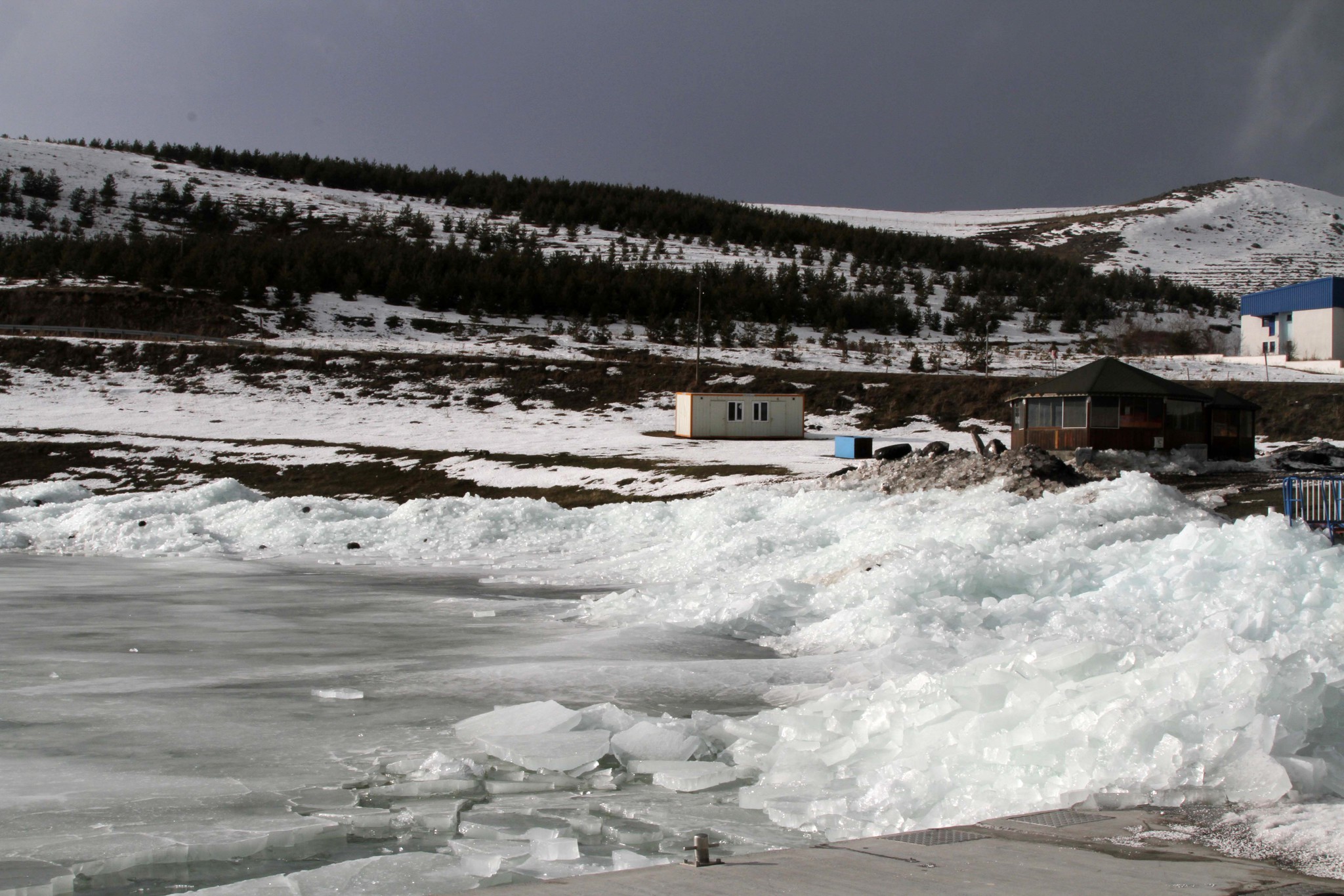 Çıldır Gölü’nde kutupları aratmayan manzara