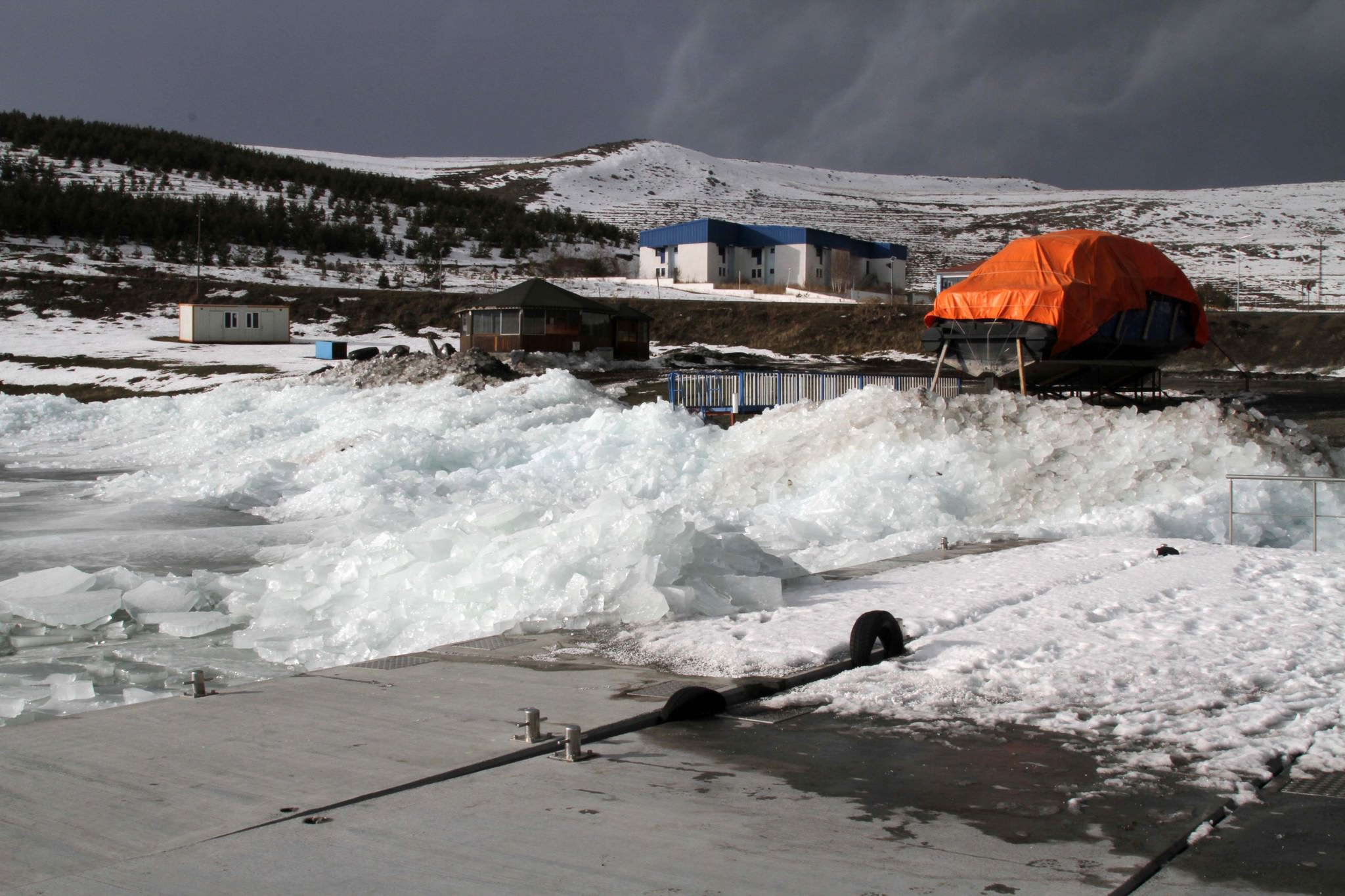 Çıldır Gölü’nde kutupları aratmayan manzara