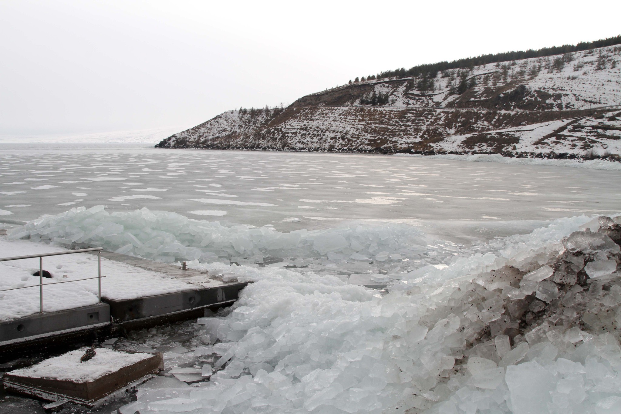 Çıldır Gölü’nde kutupları aratmayan manzara