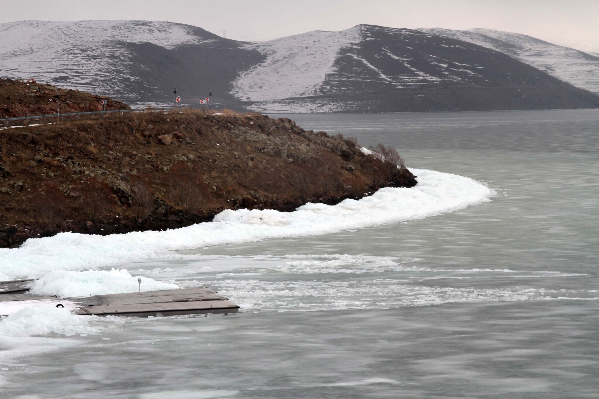 Çıldır Gölü’nde kutupları aratmayan manzara
