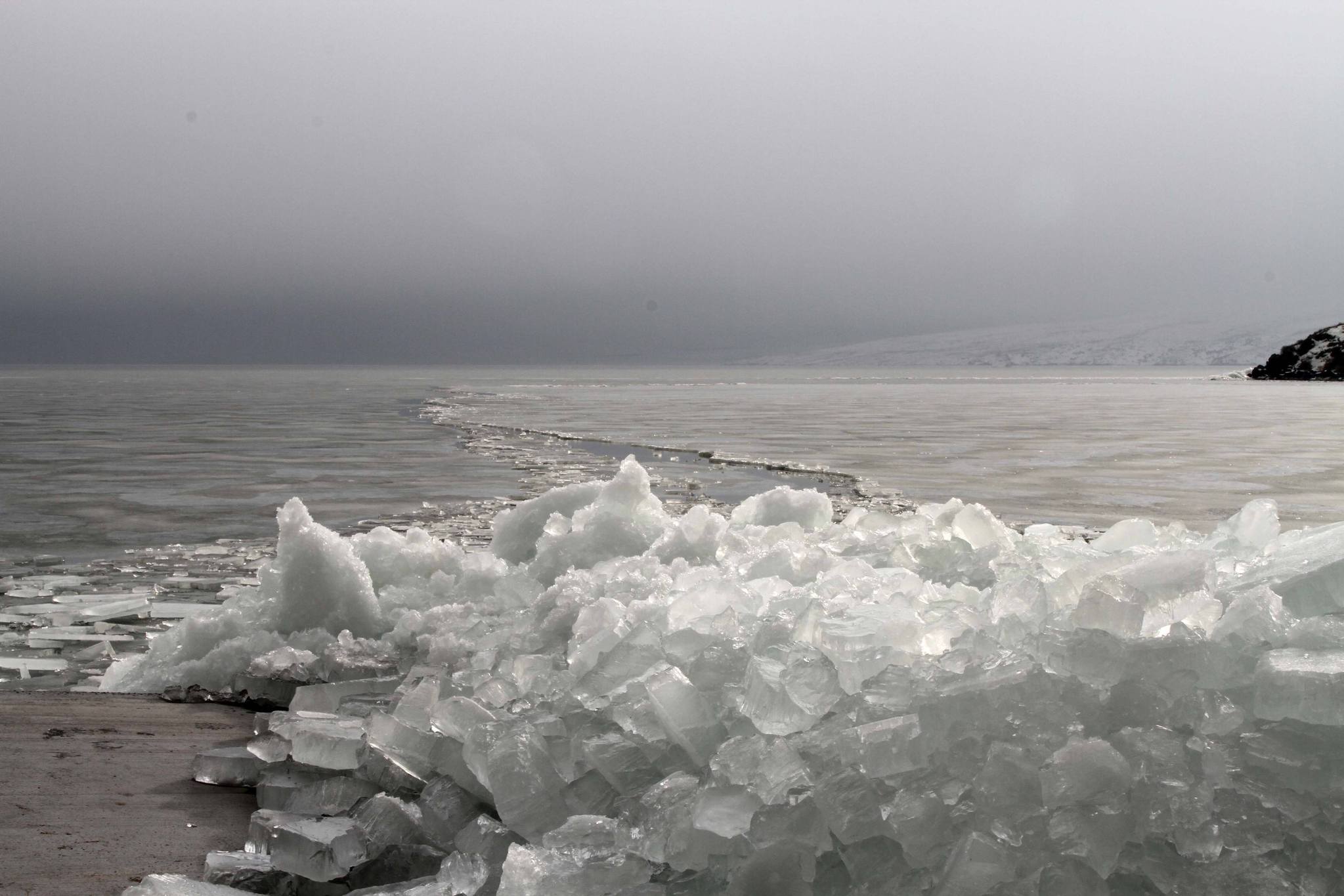 Çıldır Gölü’nde kutupları aratmayan manzara