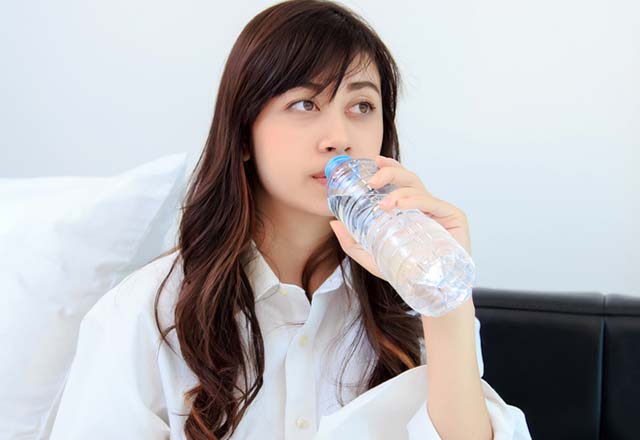 Her gün 8 bardak su içerek iyileştirebileceğiniz hastalıklar