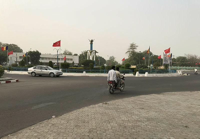 Cumhurbaşkanı Erdoğan’ın ziyareti öncesi Çad sokakları Türk bayraklarıyla süslendi