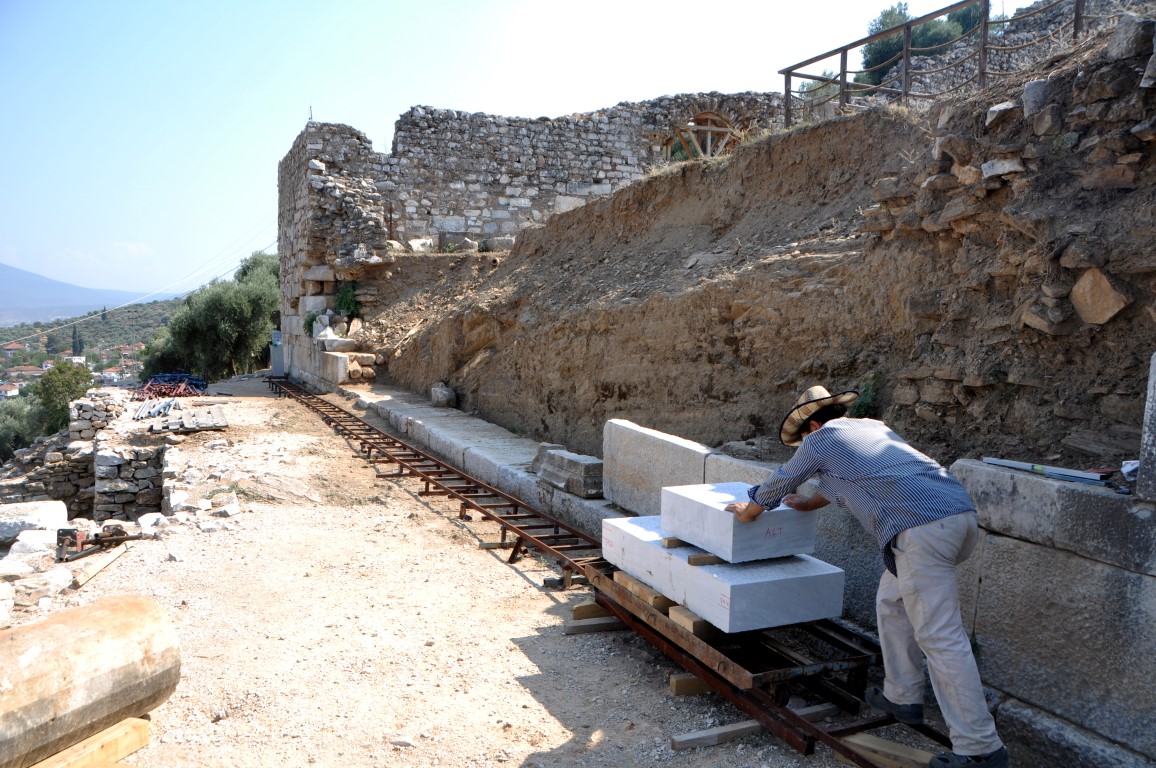 İzmir Metropolis Antik Kent’inde oda mezarlar bulundu