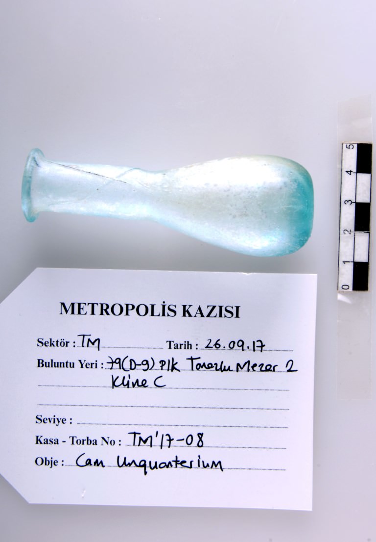 İzmir Metropolis Antik Kent’inde oda mezarlar bulundu