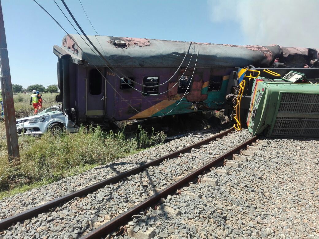 Güney Afrika’da yolcu treni ile kamyon çarpıştı