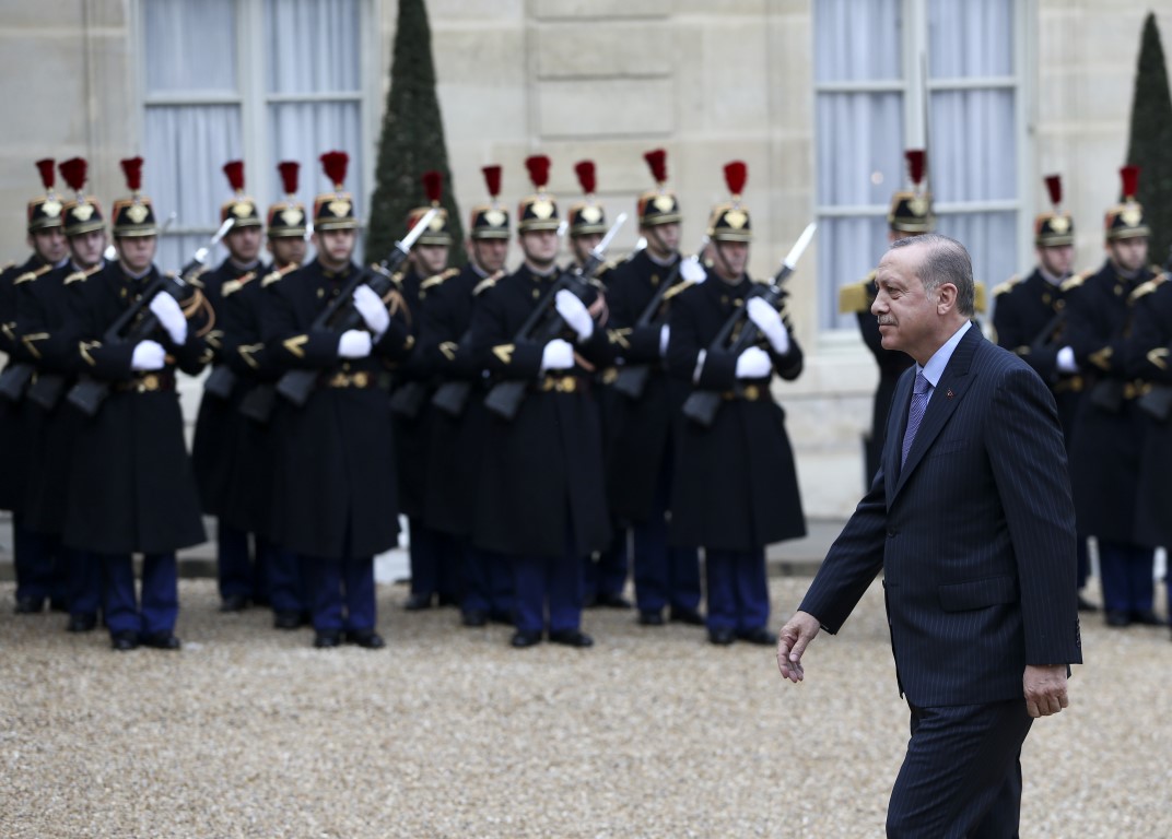Cumhurbaşkanı Erdoğan, Emmanuel Macron tarafından böyle karşılandı