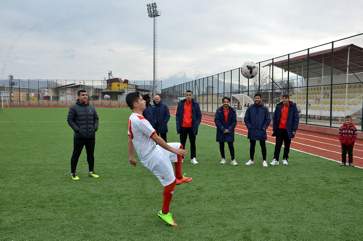 Balona rövaşata atan Gülbey Türkücü futbolcu oldu!