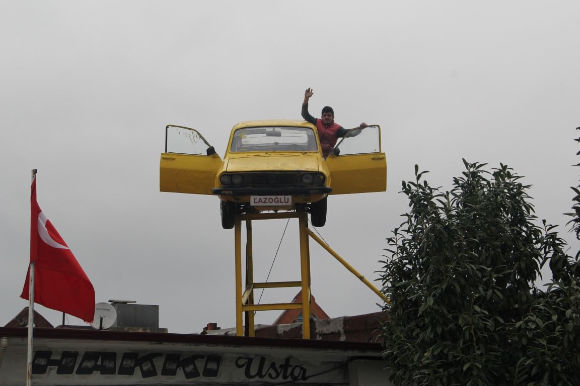 Adres tarifini çatıdaki otomobile göre yapıyor