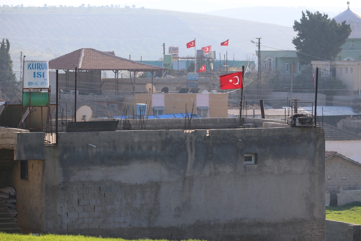 Sınır mahallesinde evlere Türk bayrağı asıldı