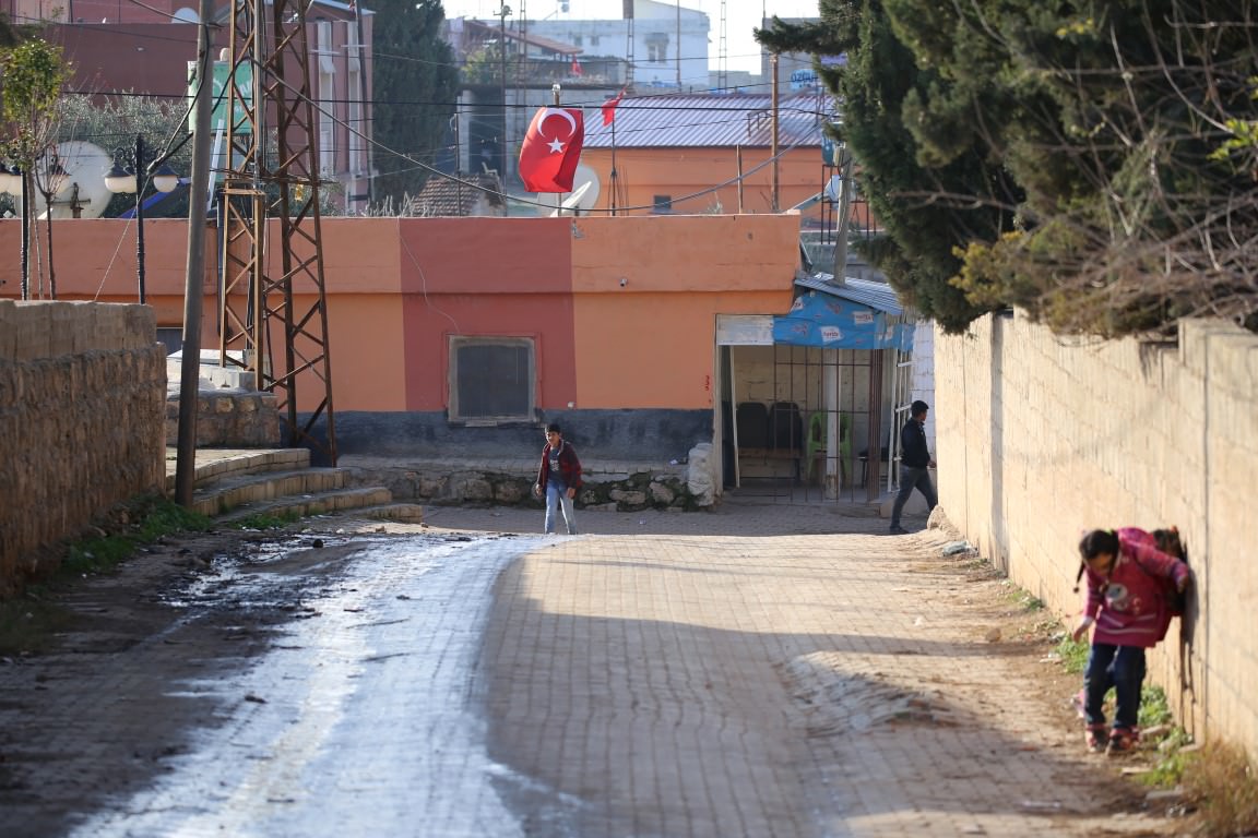 Sınır mahallesinde evlere Türk bayrağı asıldı
