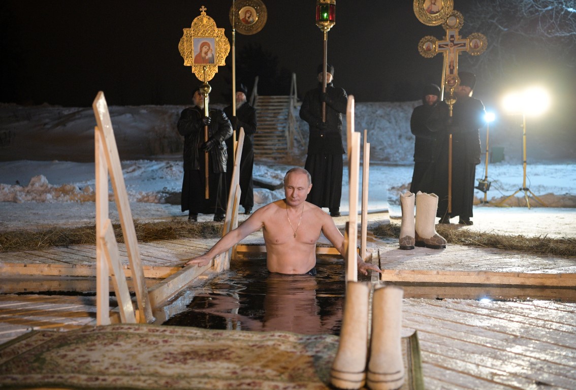 Vladimir Putin buz gibi suya böyle girdi!