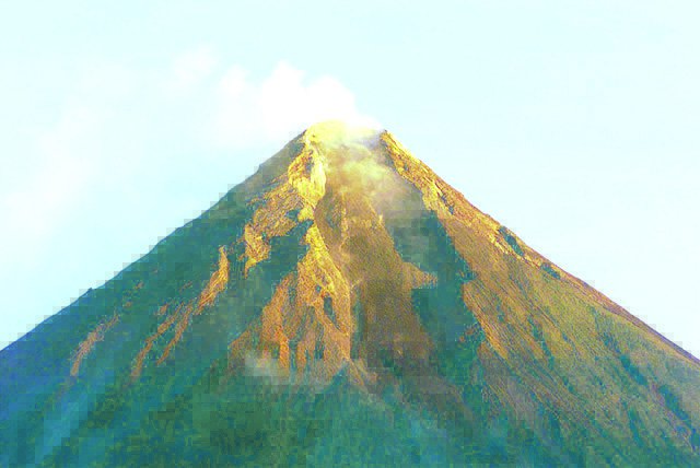 Mayon Yanardağı yine lav püskürdü, 26 bin köylü tahliye edildi