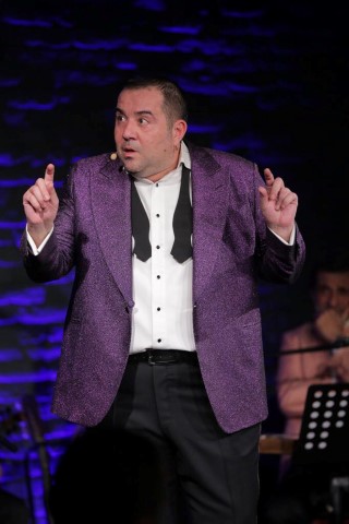 Ata Demirer kendinde 14 yaş küçük sevgilisiyle görüntülendi