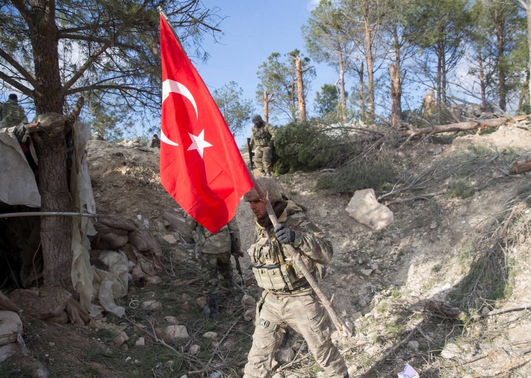 Burseya Dağı’na Türk bayrakları asılıyor