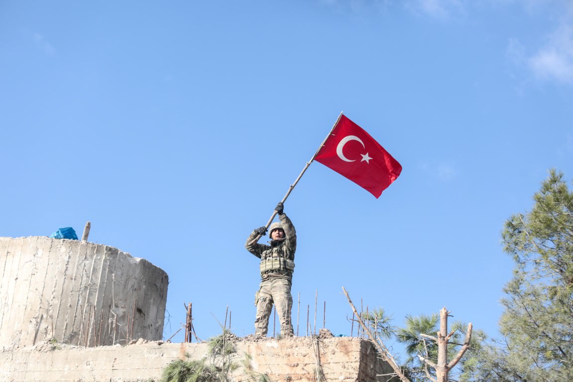 Burseya Dağı’na Türk bayrakları asılıyor
