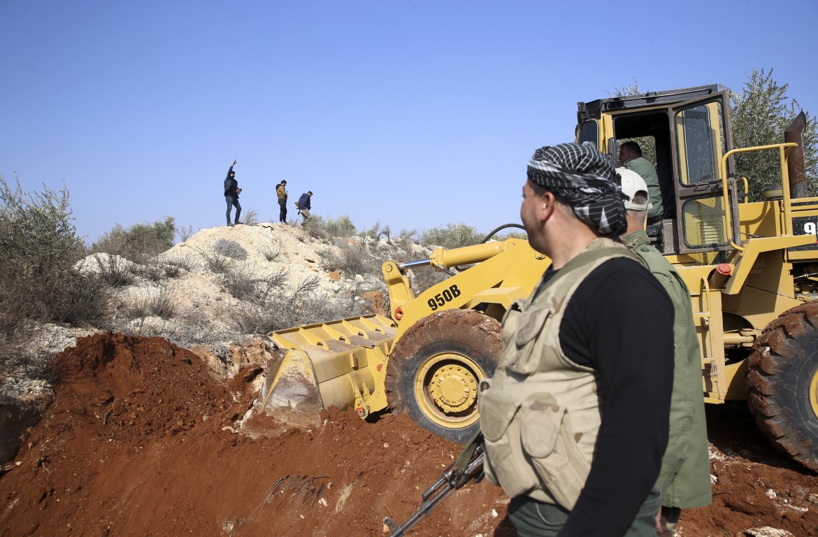 PYD/PKK’nın dağı tepeyle bağladığı hendek ortaya çıkarıldı